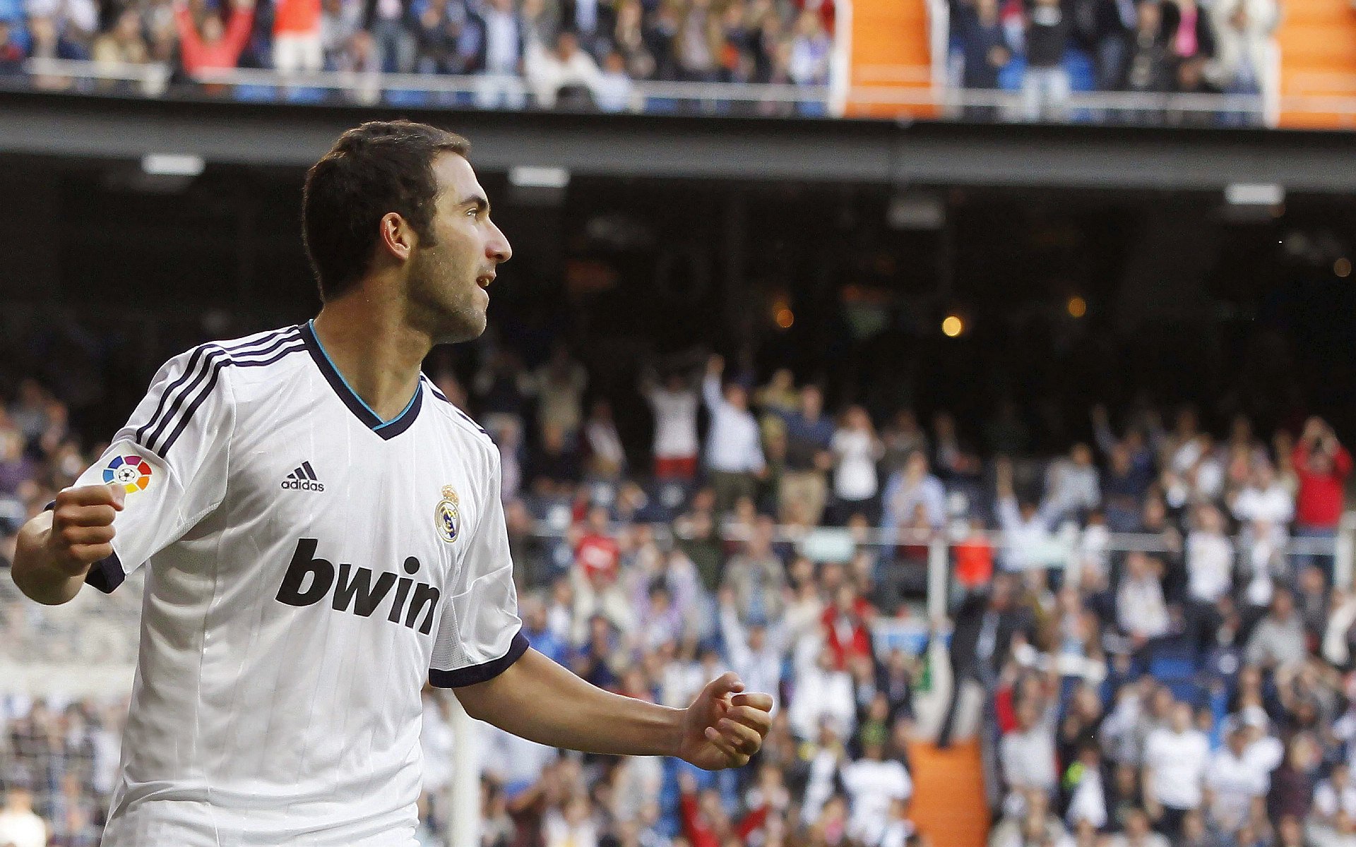 “武汉马拉松:新一代跑者力争突破,挑战极限”