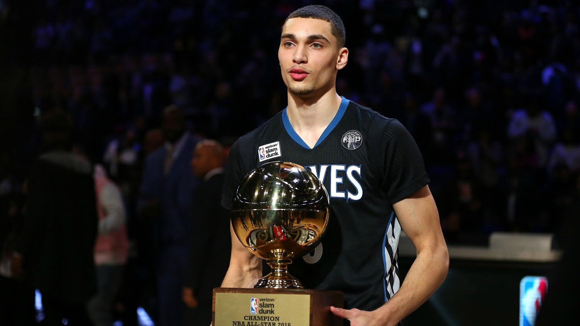 “高新体育中心:举重选手肩负全球期望,挑战世界纪录”